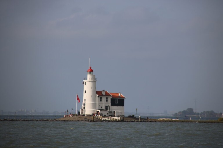 Am Leuchtturm des Hafenmeisters vorbei